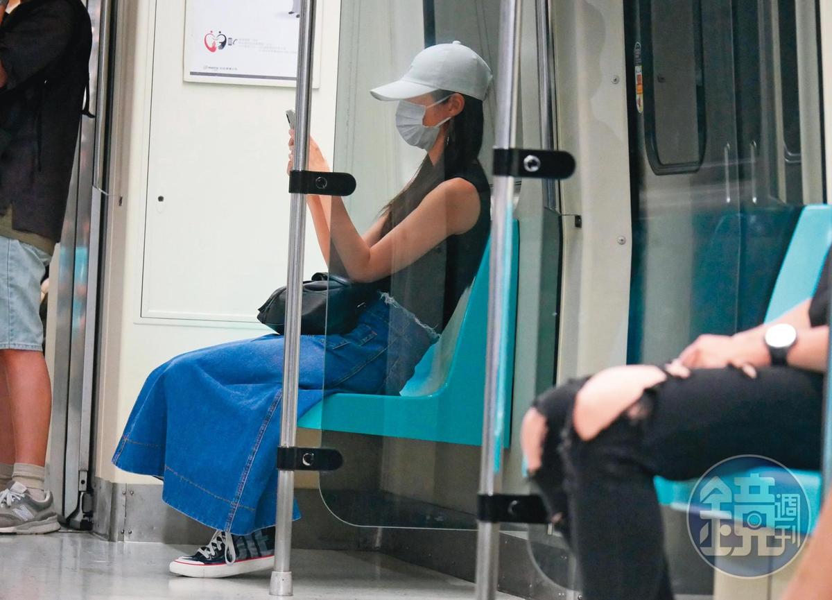 9/17 22：47，田中千繪自行搭捷運回家，一路上她都沒有脫下口罩跟帽子，大多時候盯著手機看。
