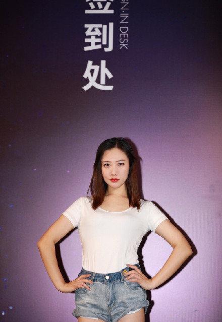 亞洲小姐前10名入選佳麗穿著白T、牛仔短褲大秀身材。（翻攝自西瓜娛樂微博）