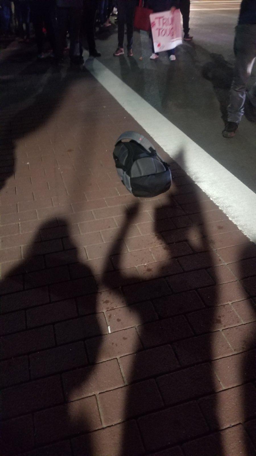 美國總統川普住院外出現可疑背包，警方確認後所幸只是虛驚一場。（翻攝自Twitter）
