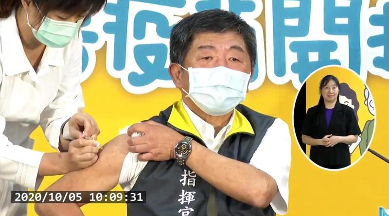 衛福部長陳時中今（5日）率先接種流感疫苗。（翻攝自衛生福利部疾病管制署YT頻道）