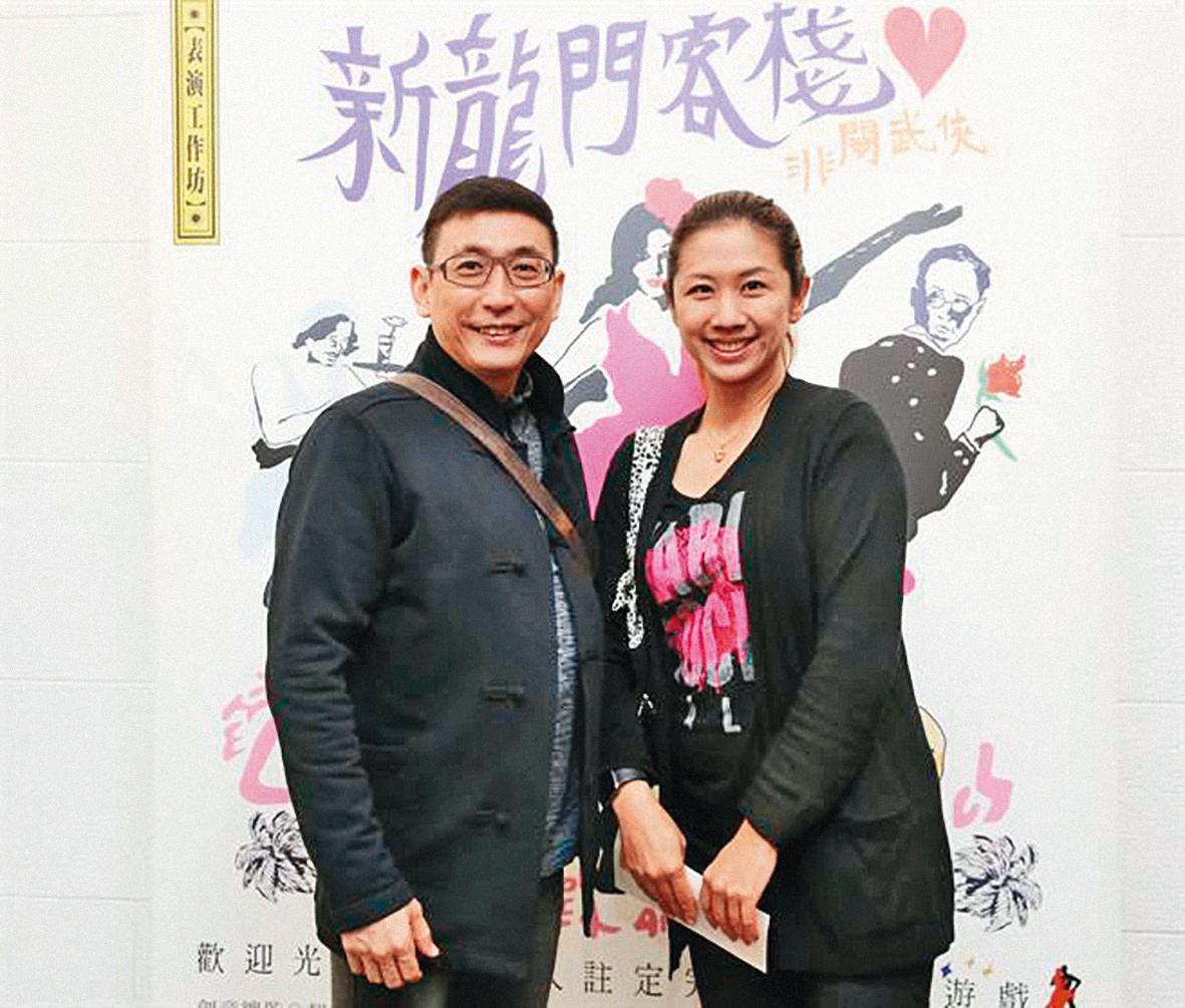 2006年宋少卿高調迎娶空姐老婆譚曉詩（右），但兩人一度傳離婚。（翻攝自表演工作坊臉書）