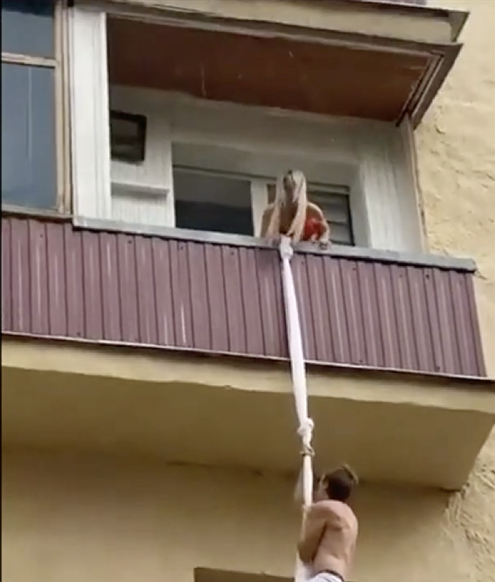 小王逃跑過程中，人妻不時探頭關心，垂降到3樓時還被鄰居拿掃帚猛打。（翻攝自YouTube）