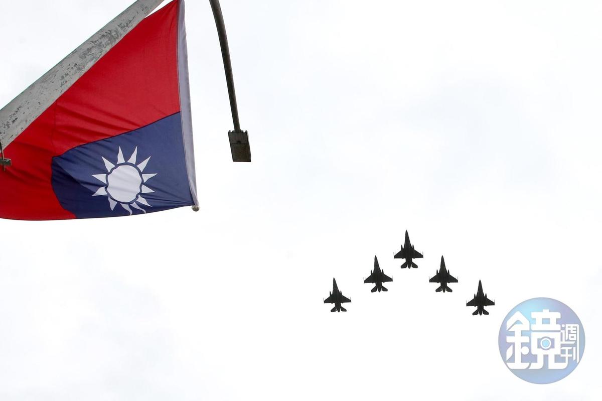 空軍第四聯隊駕駛F16V戰機、空軍雷虎特技小組駕駛AT-3教練機衝場，分別以大雁隊形飛越總統府上空，為國慶大會劃下完美句點。