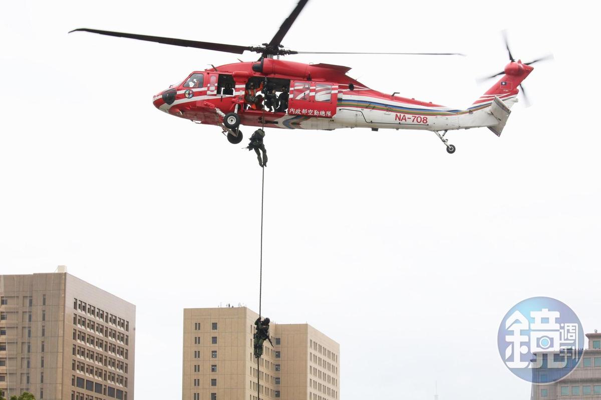 空勤總隊黑鷹直升機搭載增援警力在總統府前降落。