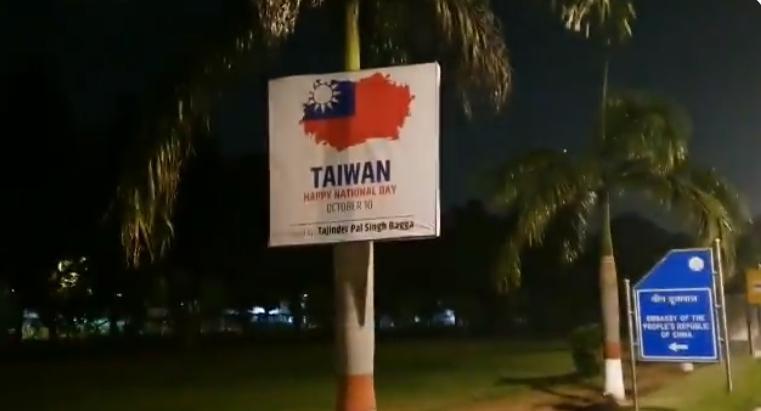 印度獨立記者考爾於推特貼出，中國駐印度大使館附近被貼滿台灣國慶海報。（翻攝自@AdityaRajKaul推特）