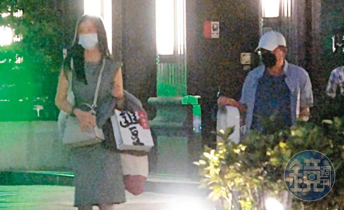高志鵬（右）休假第一站就直奔三重接女友（左），2人大包小包提著名產、家用品，準備共享中秋天倫樂。