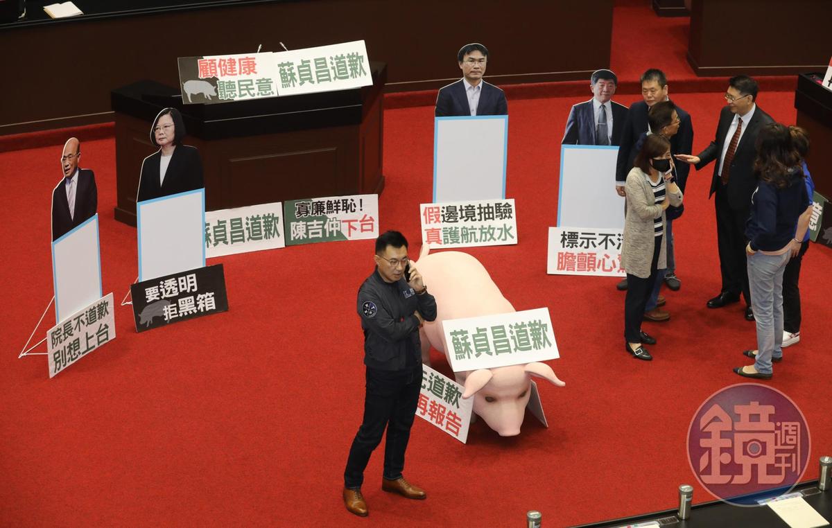 藍委搬出蔡英文、蘇貞昌、陳吉仲及衛福部長陳時中人形立牌，諷刺民進黨對美豬議題態度。
