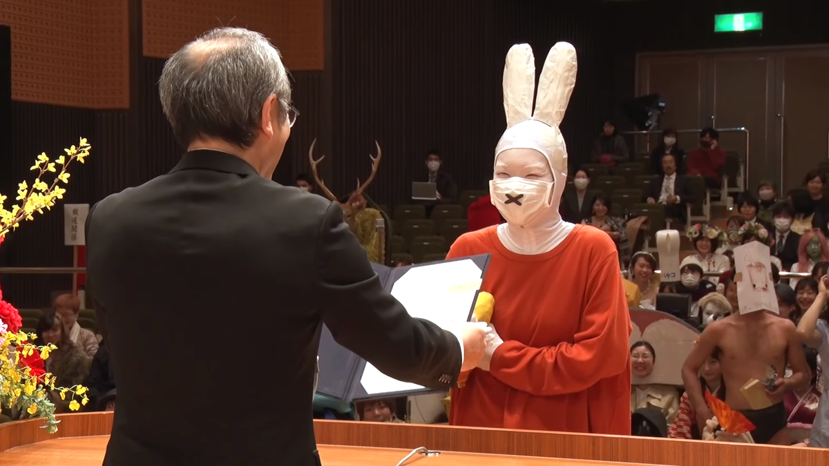 米菲兔是少數在典禮上戴口罩的好學生。（翻攝自金澤美大YouTube頻道）
