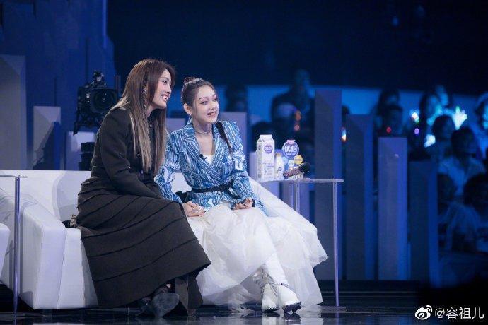 容祖兒（左）和希林娜依·高在中國東方衛視節目《我們的歌》合作愉快。（翻攝自容祖兒微博）