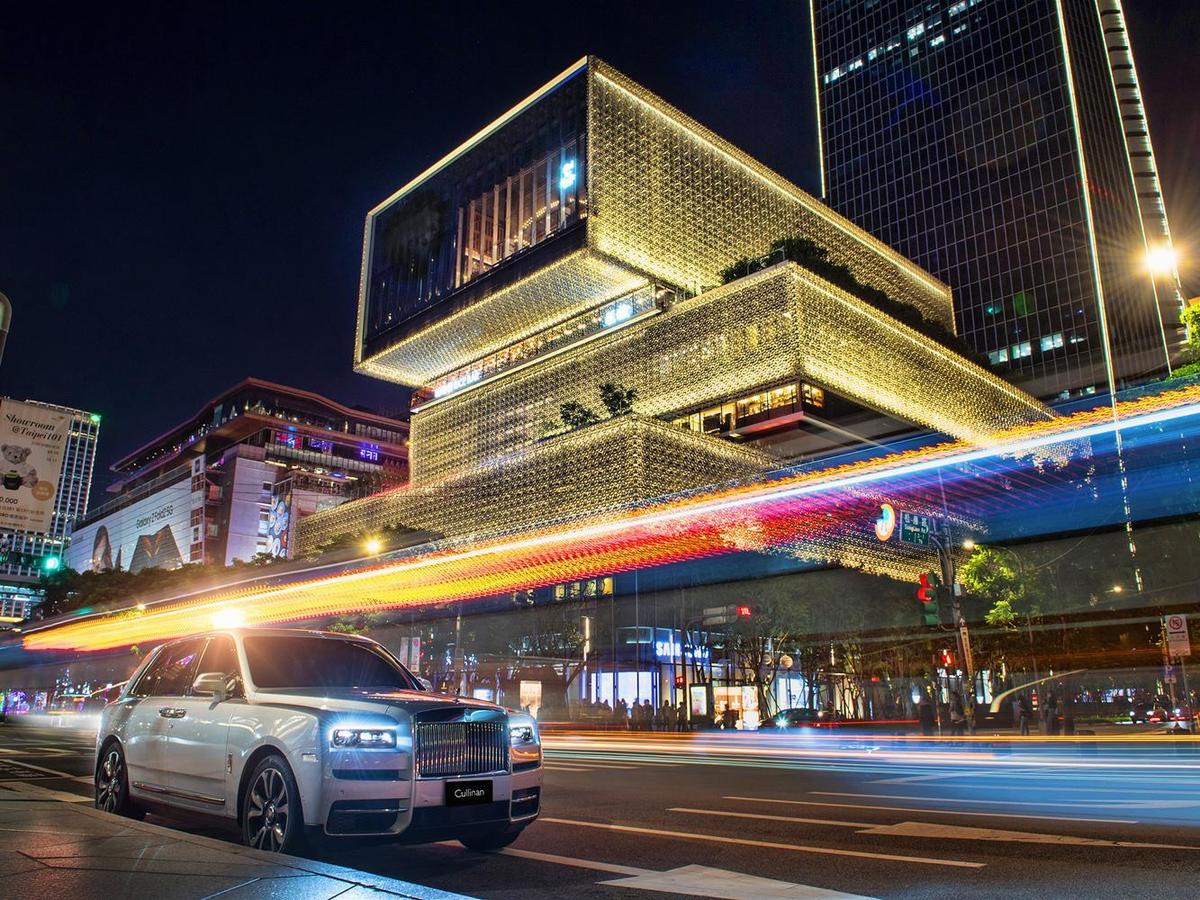 來到夜燈繚繞的精華市區，Rolls-Royce Cullinan搖身一變成為市區內最耀眼奪目的存在。
