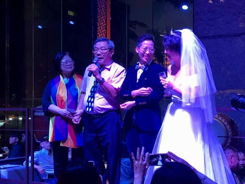 （左起）江媽媽、江爸爸來到映帆和小紅的婚禮，訴說自己這些年為了女兒而改變的觀念，真情告白讓許多人直呼十分感動。（圖片來源：Ichen Yung臉書）