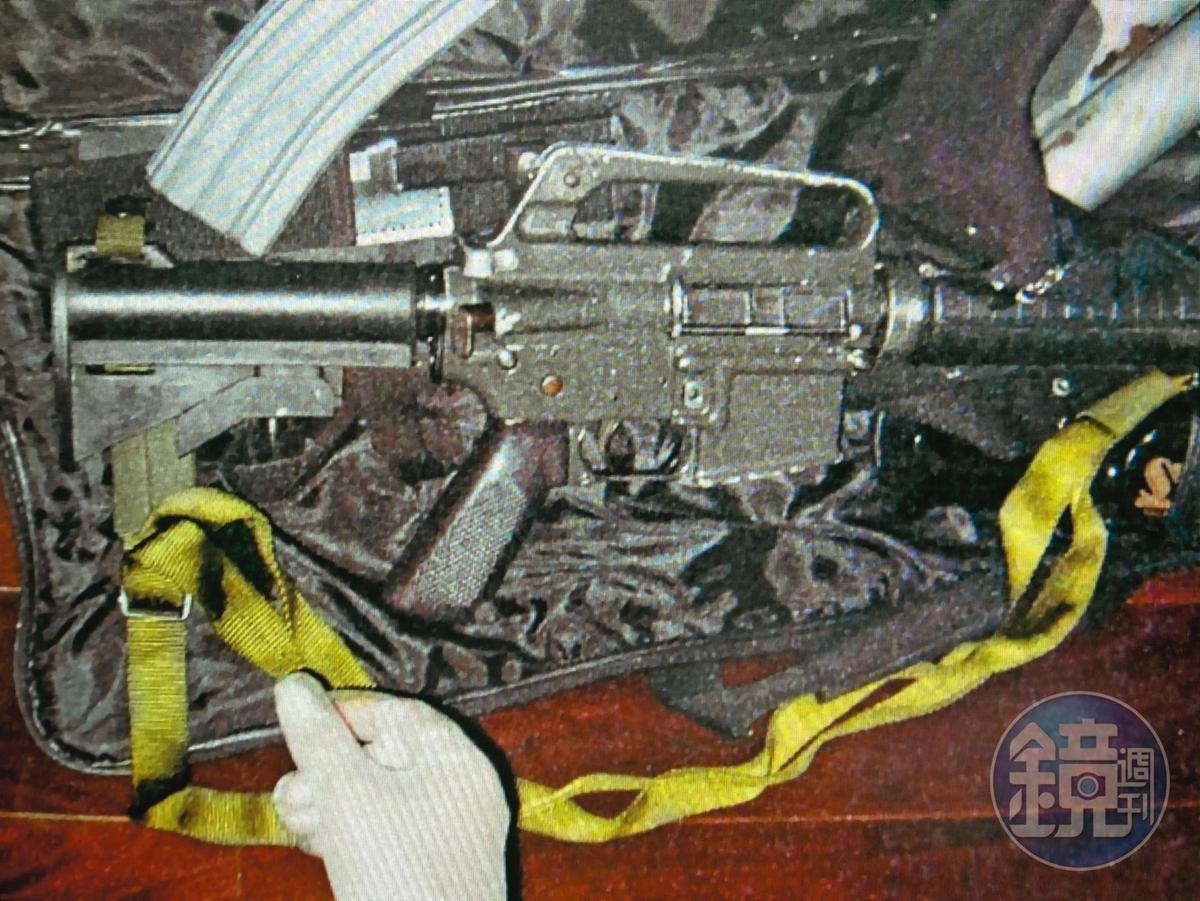大圈仔火力強大，已上膛的M16突擊步槍就放在一旁。（讀者提供）