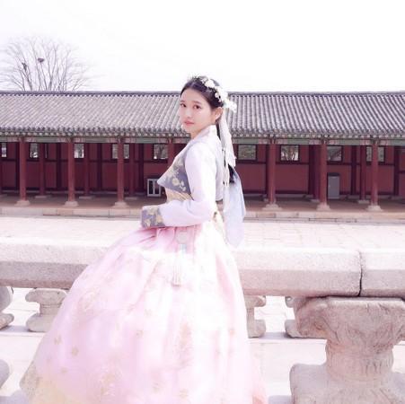 蔡瑞雪2017年以韓國傳統服飾，讓韓國人驚豔，韓網瘋讚：「像在看畫報一樣！」（翻攝自蔡瑞雪IG）
