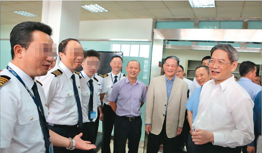 2016年9月，時任中共國務院台辦主任張志軍（右1）在四川航空董事長等人陪同下探視台籍機師，統戰意味濃厚。（翻攝網路）