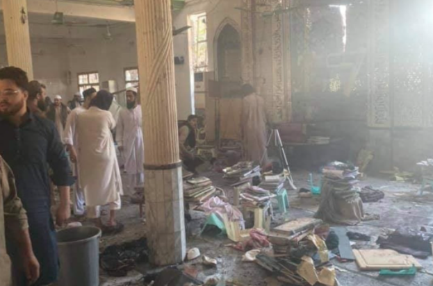 爆炸後，清真寺受到嚴重破壞，不僅震碎部分天花板，地板上更多是碎屑遺骸。（翻攝自推特@baramullawatch）