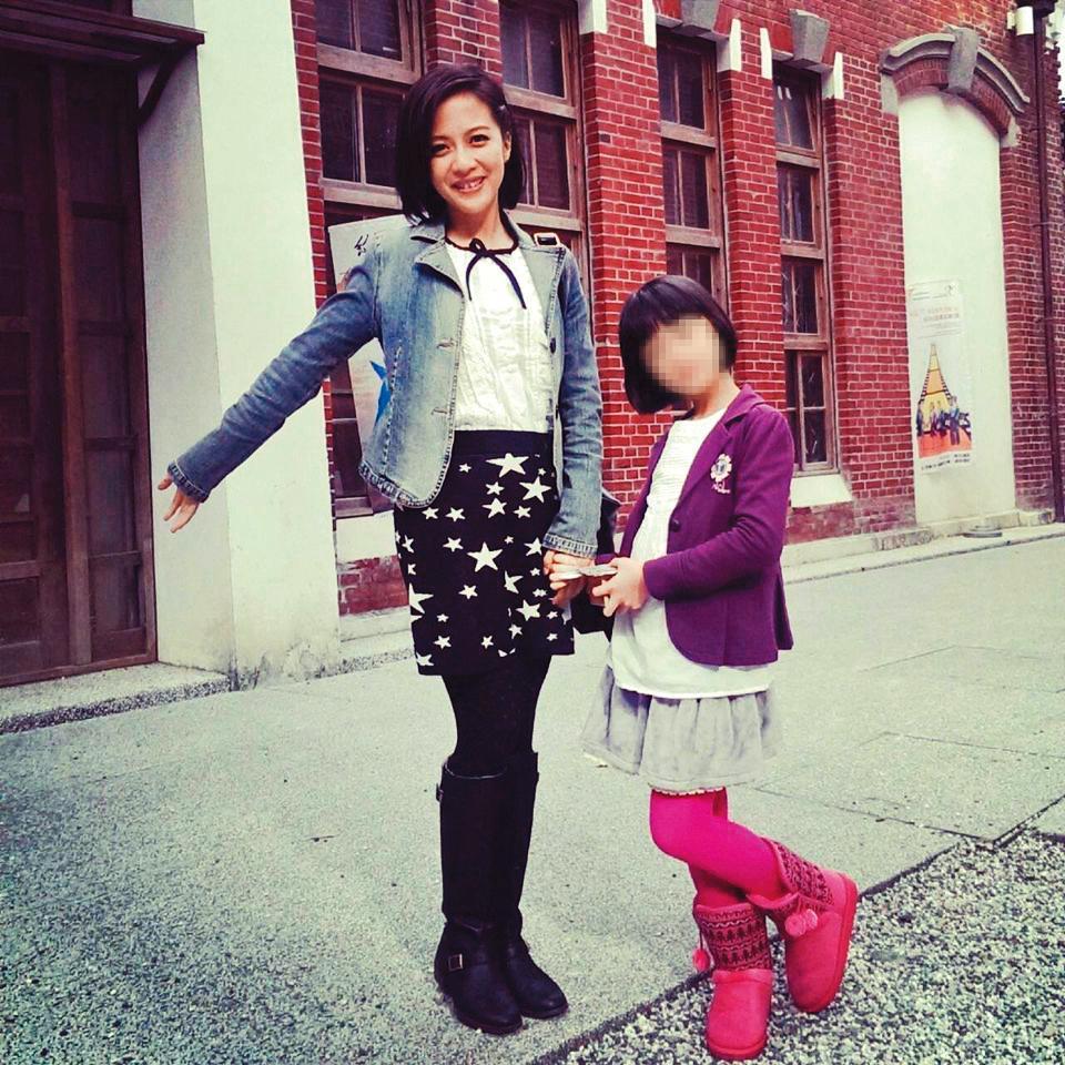 李淑楨女兒（右）遺傳了她的戲胞，2014年曾合體拍戲。（翻攝自李淑楨臉書）