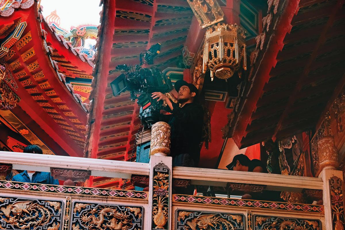 影片請到來自新加坡的攝影師Jon Keng掌鏡，拍攝台南鹿耳門天后宮等在地場景。（威視提供）