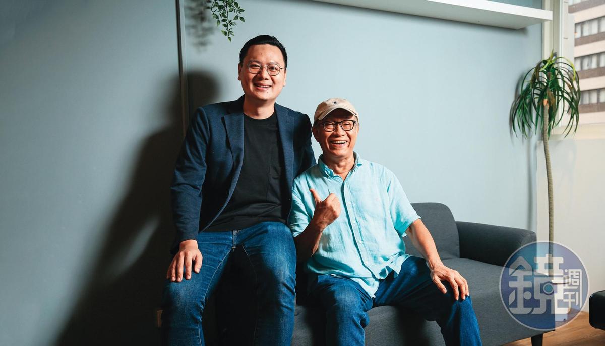 監製廖慶松（右）在新銳導演許承傑（左）編導的第一部電影《孤味》中，協助申請輔導金、後製剪接。