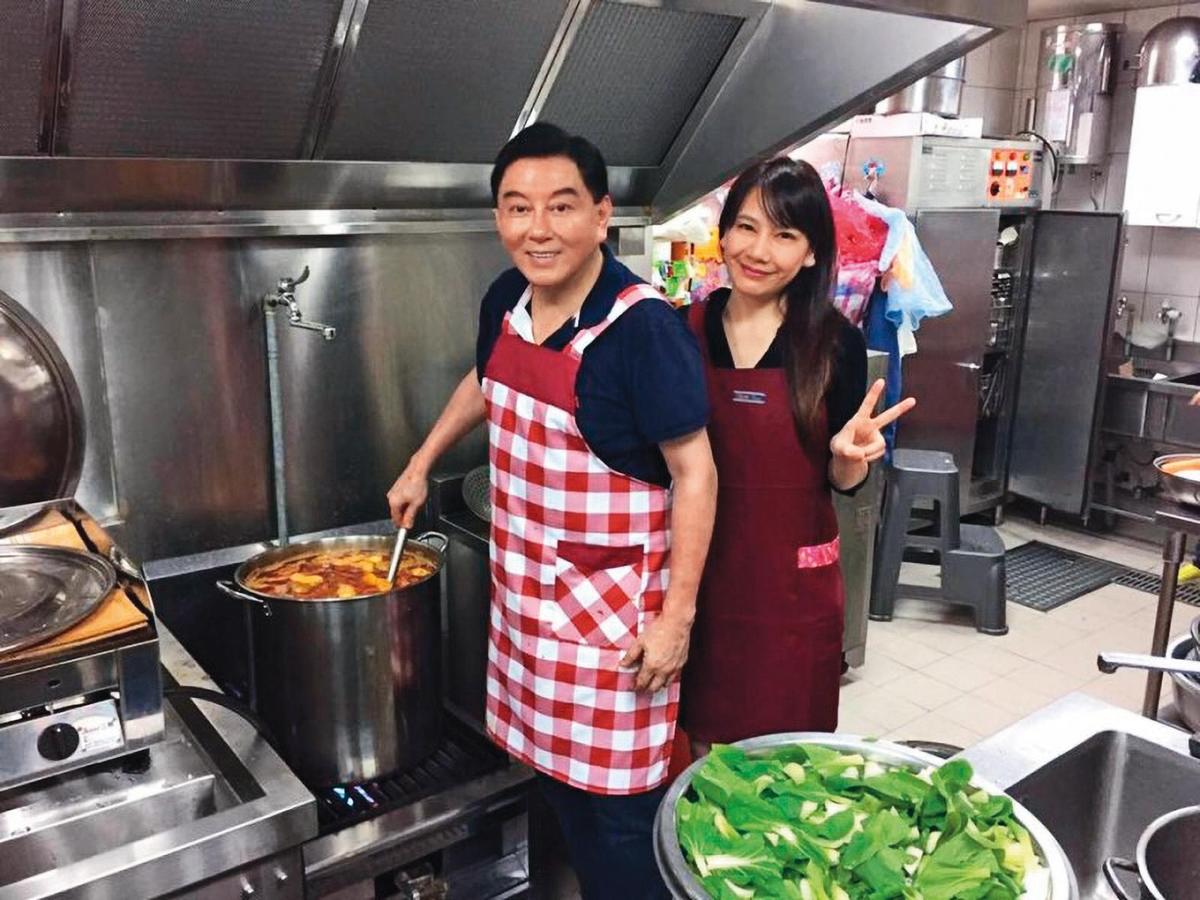 離開補教人生後，高國華（左）和陳子璇（右）合力賣冷凍牛肉麵。（翻攝自陳子璇臉書）