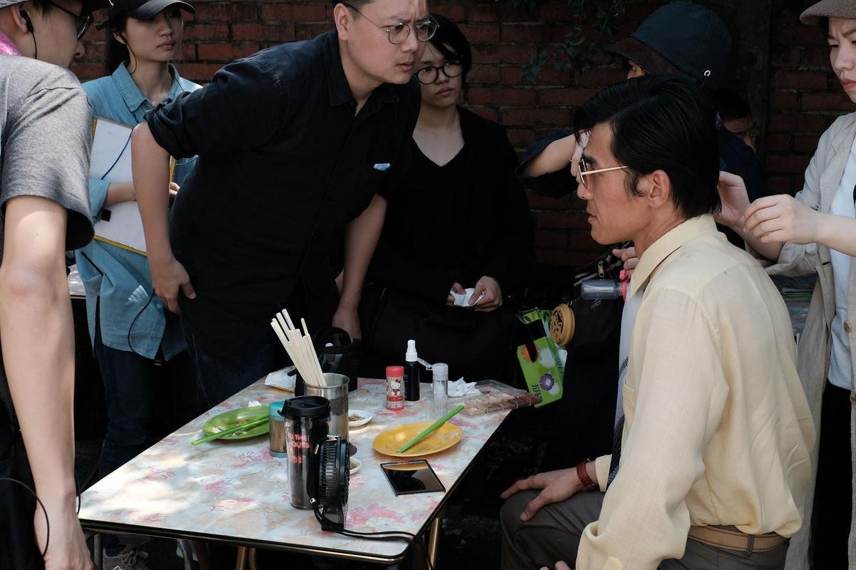 《孤味》導演許承傑（中左）與楊一展（中右）在現場討論表演方式。（威視提供）