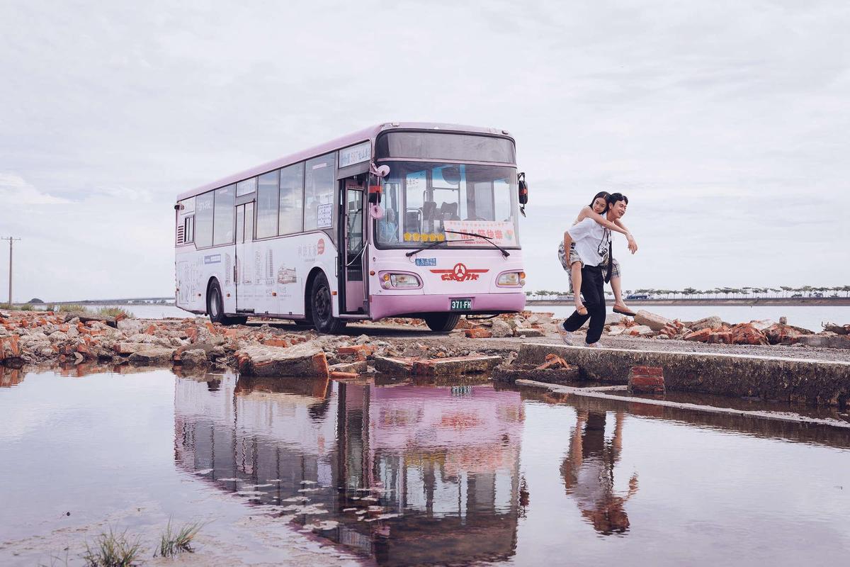 《消失的情人節》中，台灣有一個公車巴士可以開在水面上的奇幻地點，就在嘉義東石。（金馬獎執委會提供）