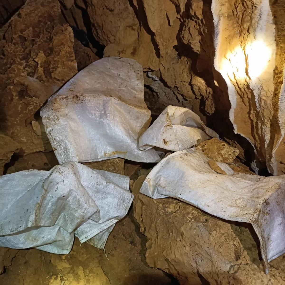 從張怡貼出的照片發現，洞穴內還遺留多個袋子，疑似是要搬運鐘乳石的工具。（翻攝自張怡屏東趴趴走臉書）