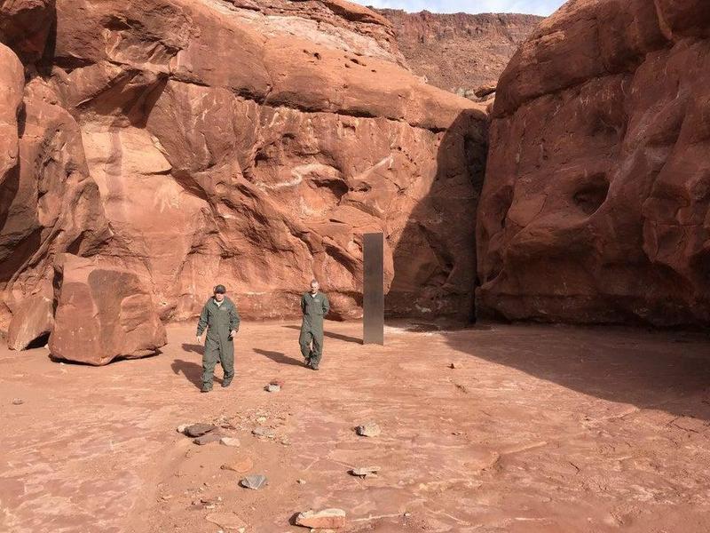 美国犹他州一处沙漠中惊见一块看起来非自然形成的石碑。 （翻摄自犹他州公共安全局）