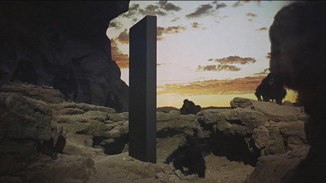 电影《2001：太空漫游》中有块会发射神秘讯号的石碑。 （翻摄网路）
