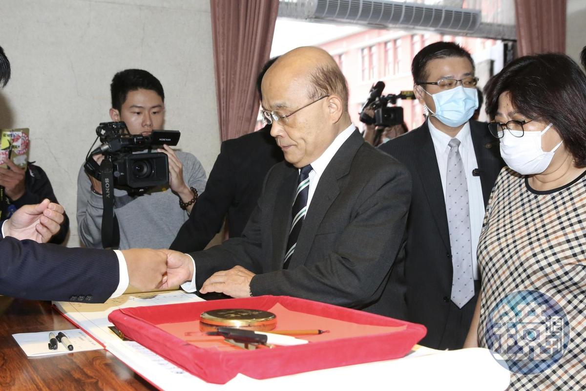 行政院長蘇貞昌上午8時30分左右抵達立法院議場。
