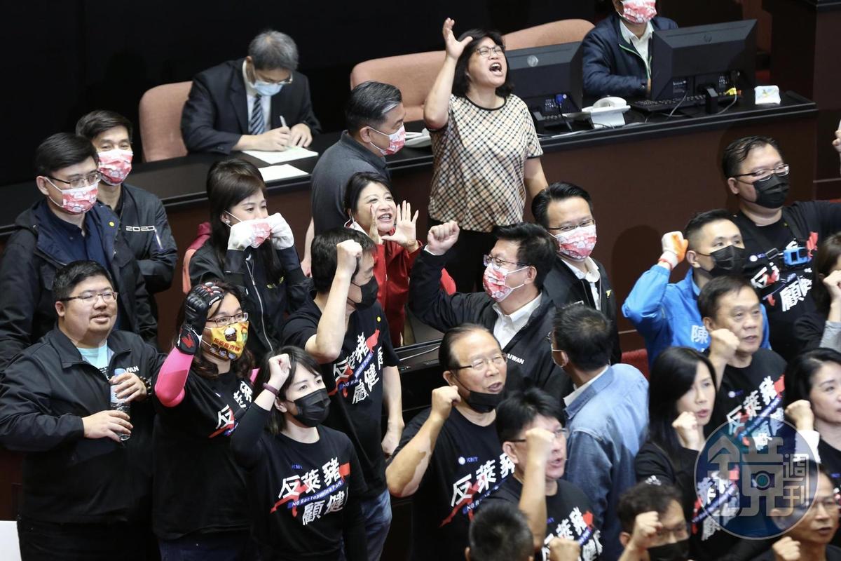 國民黨立委喊口號「我們要國是論壇」時，民進黨立委王美惠等人也高喊「總質詢」反嗆。
