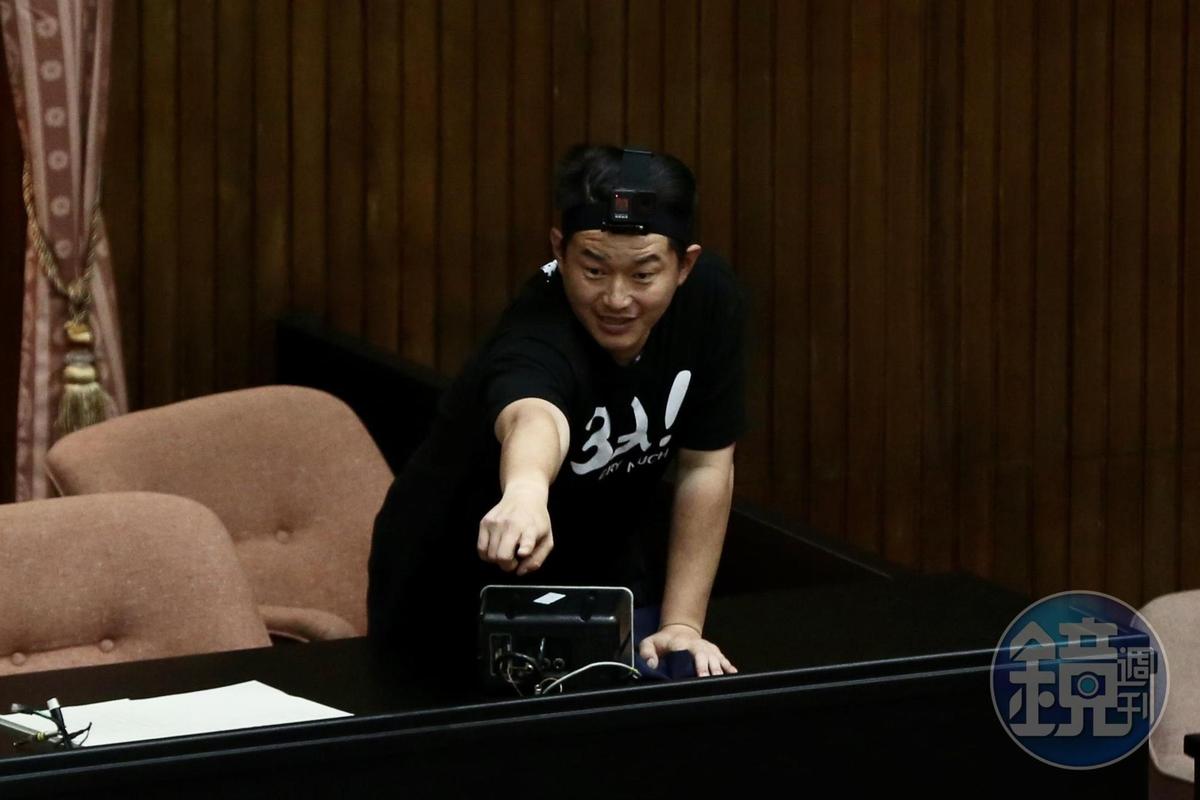 基進黨立委陳柏惟頭帶Gopro攝影機，為議事攻防蒐證。