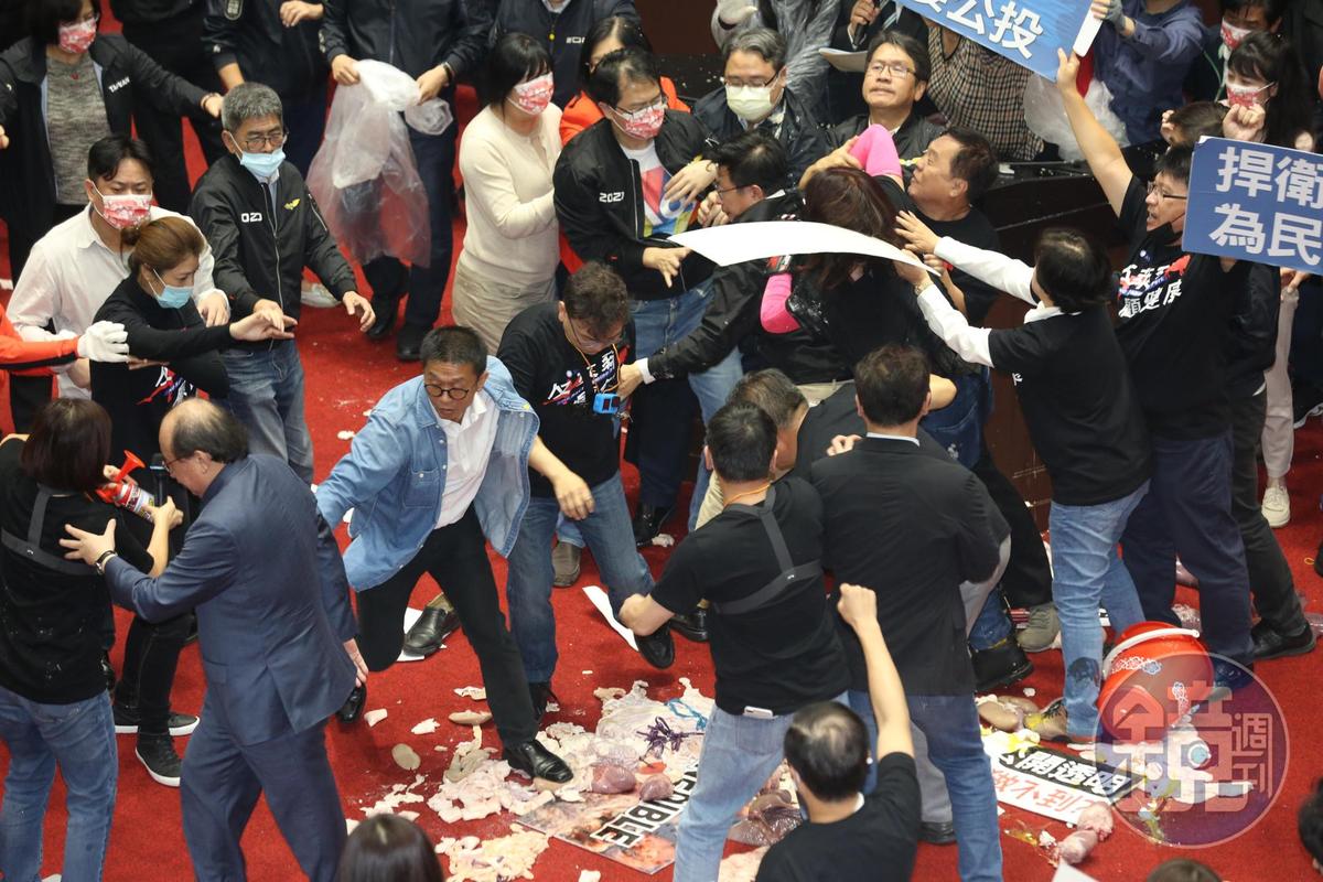 國民黨團發動「內臟攻擊」，在議場內潑灑豬內臟，造成現場一陣混亂。