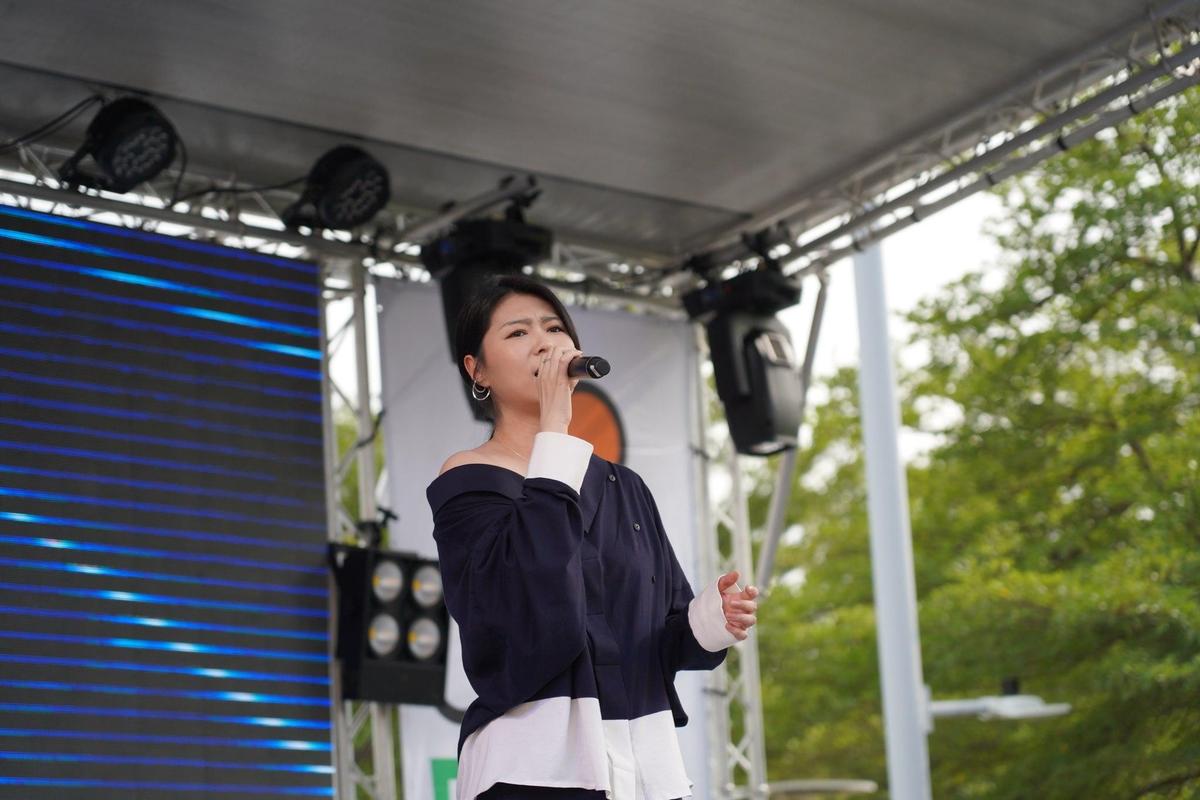 金曲歌后曹雅雯演唱新歌〈鹹淡〉，用歌聲與行動力挺同志權益。（高雄同志遊行提供）