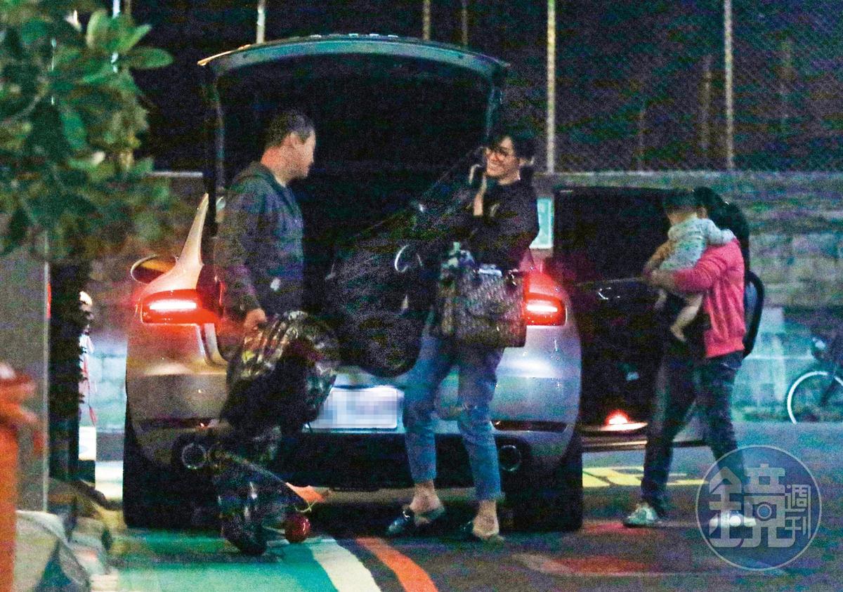 2017年時本刊曾拍到Doris（中）與蕭淑慎前男友鍾孟志（左）交往，當時一家三口外出吃飯開車回家。