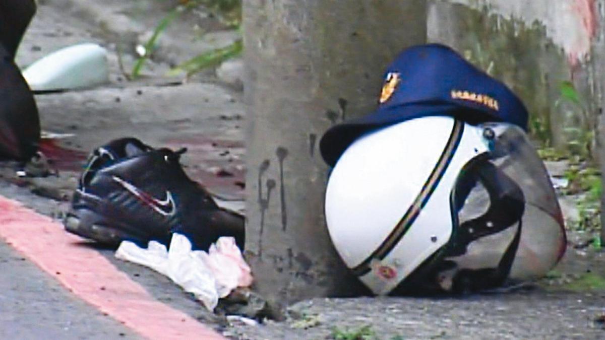 2名員警1死1重傷，他們的安全帽、警帽、鞋子則掉落在現場。（東森新聞提供）