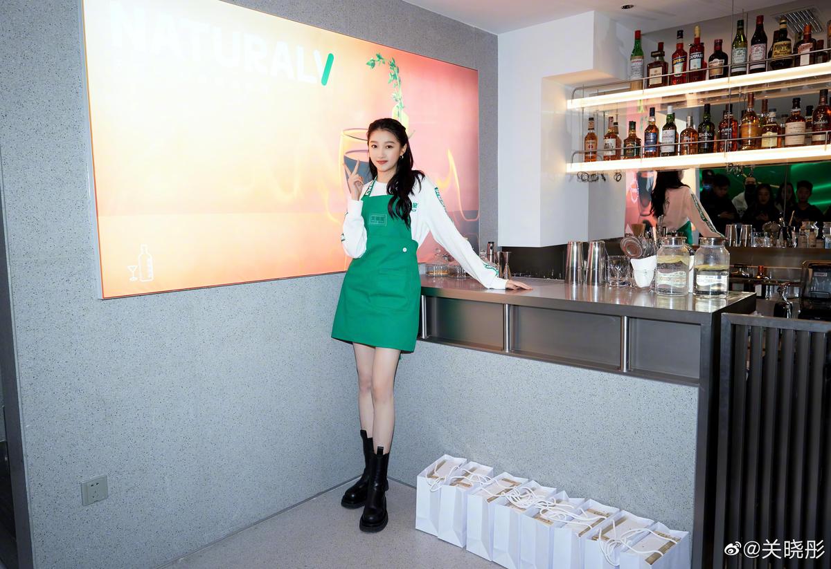 關曉彤開設的奶茶店日前在四川成都開幕，吸引粉絲打卡朝聖。（翻攝自關曉彤微博）