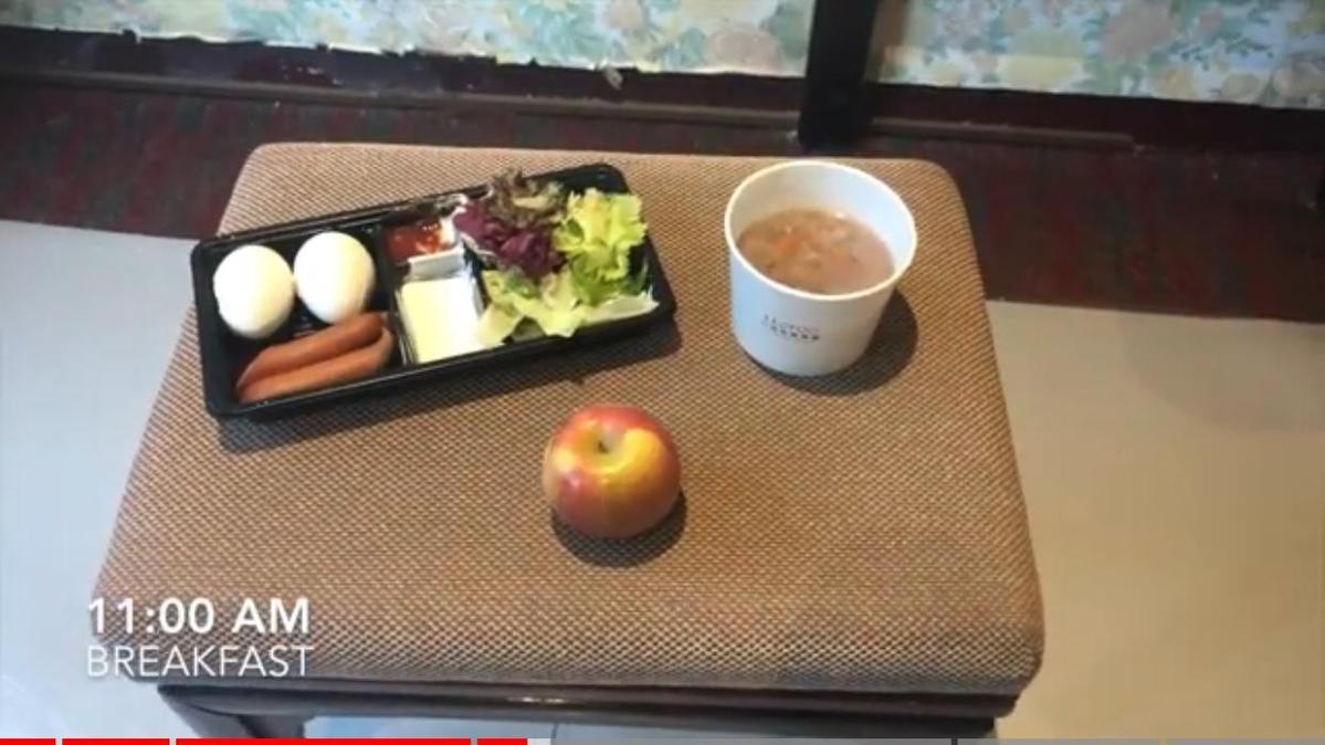 早餐菜色有蘋果、兩顆水煮蛋、兩根香腸、優格、粥等。（翻攝YouTube畫面）