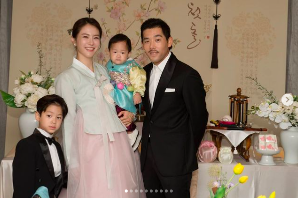 現年34歲的劉荷娜2011年嫁給棒球選手李容圭，現在是兩個孩子的媽，一家四口模樣幸福。（翻攝自 hahana111 IG）