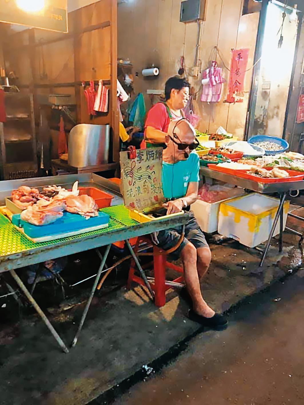 李炳輝（左）曾被目擊在淡水市場賣藝，情景看似淒涼。（翻攝自連巧臻臉書）