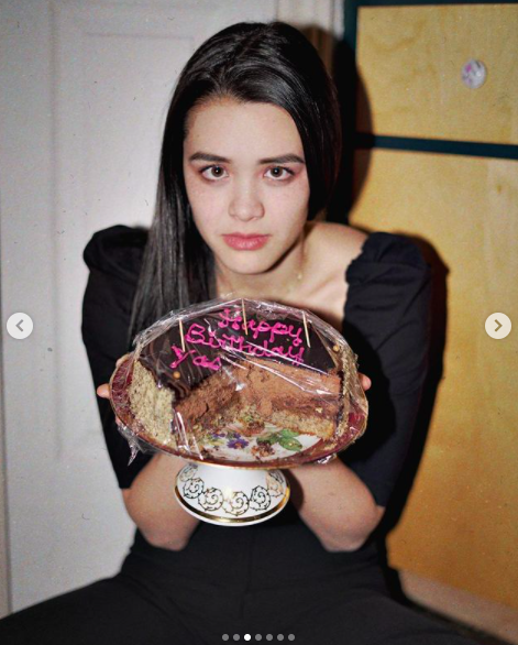 張敏鈞1月7日生日，獨自在國外拿著蛋糕慶生，鍾麗緹在微博祝賀她的23歲生日。（翻攝鍾麗緹微博、yasmineross_IG）