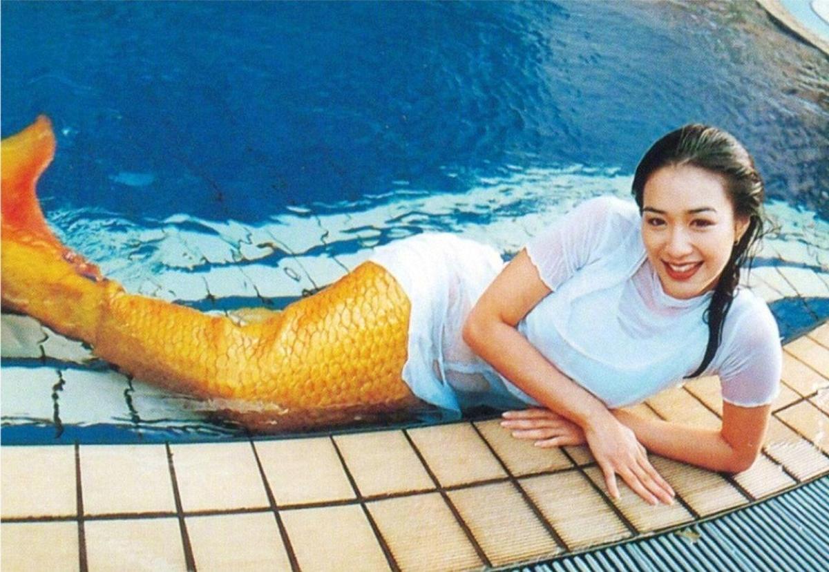 鍾麗緹曬出大女兒性感側躺照，頗有她在1994年電影《人魚傳說》裡「美人魚」造型風采。（翻攝鍾麗緹微博）