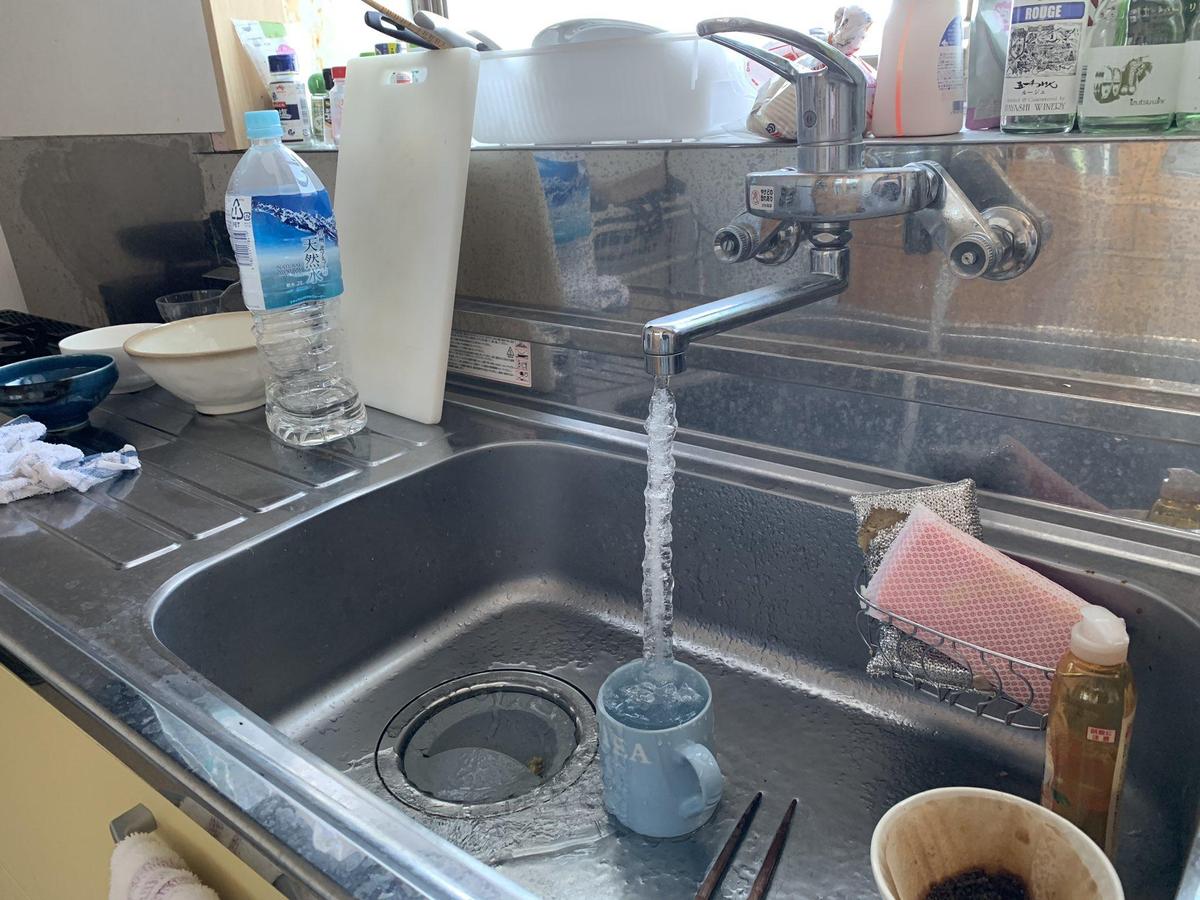 有名日本網友擔心水管結冰，將水龍頭打開讓水不斷流出，沒想到隔天起床後卻發現，水龍頭流出的水竟然直接變成冰柱。（翻攝自@hasetaku推特）