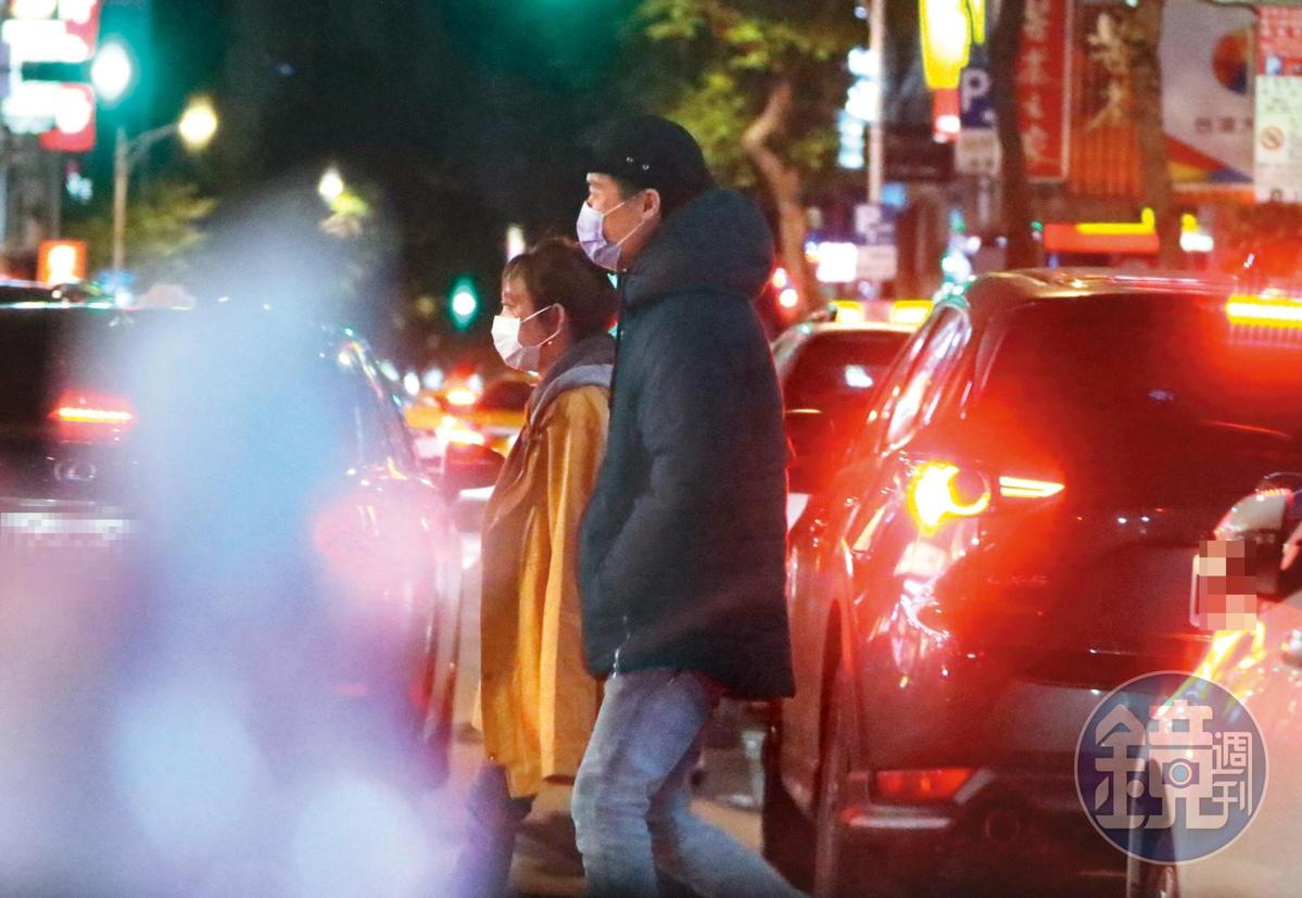 1月9日00：17，愛紗（左）與新歡（右）深夜進行看電影的約會行程，新歡戴著紫色口罩，行徑頗暖。