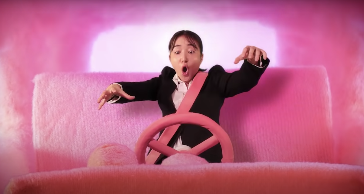 導演的姊姊客串演出第一集天竺鼠車車中的女駕駛 （翻攝自 YouTube Muse木棉花-TW）