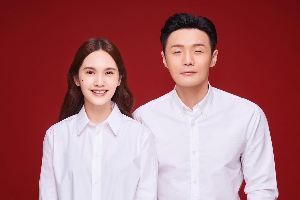 李榮浩與楊丞琳於2019年9月17日，領證結婚。（翻攝自李榮浩臉書）