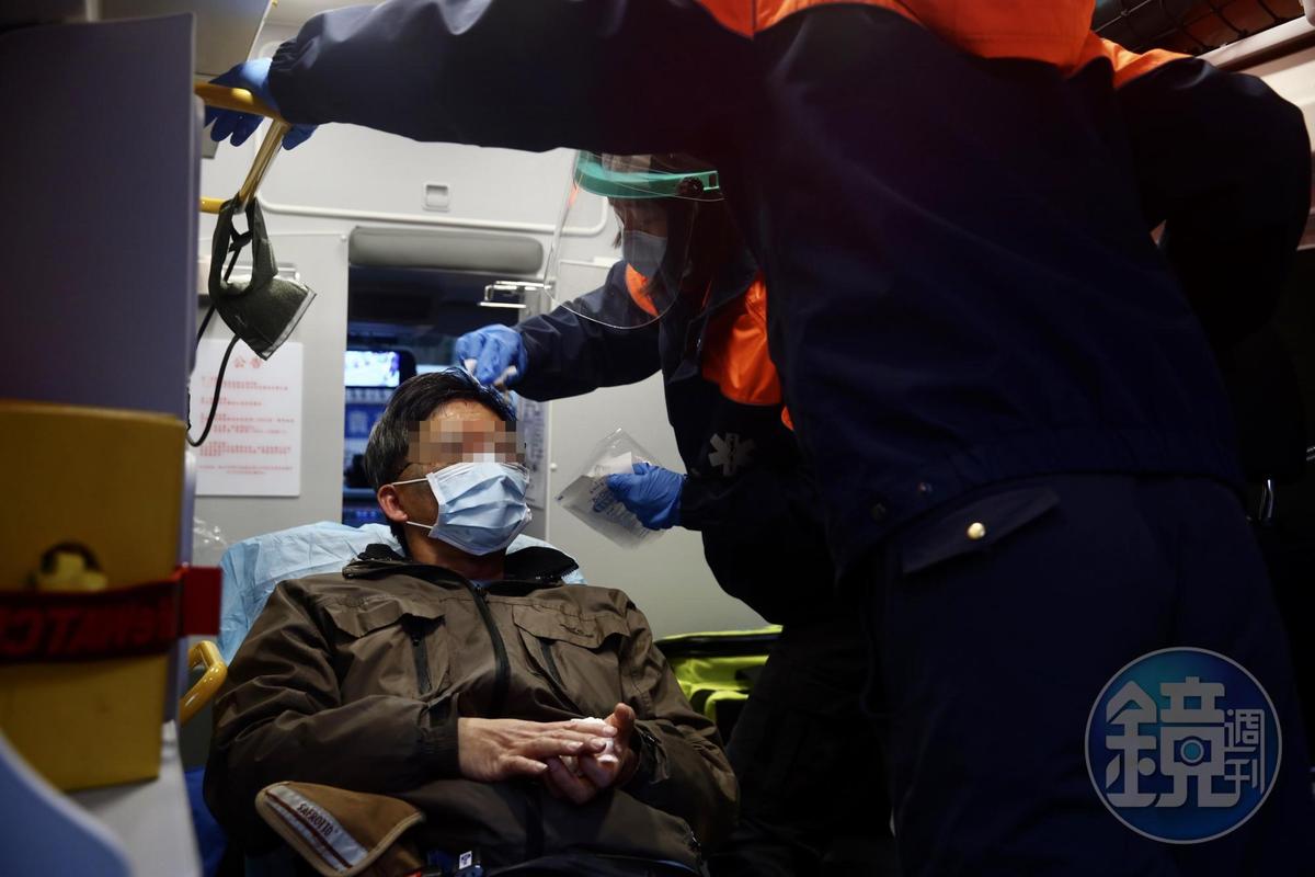 自由時報的方姓攝影記者掛彩，事後於救護車上獲得醫療照顧。