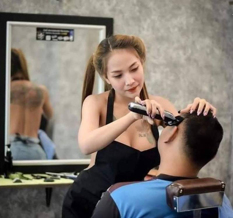 一名正妹理髮師「上空剪髮」的照片，吸引眾網友目光。（翻攝爆廢公社二館臉書）