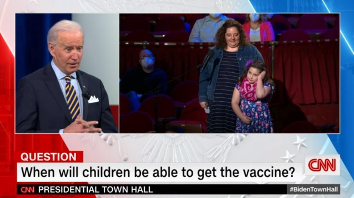 拜登向蕾拉解釋兒童打武漢肺炎疫苗的問題。（翻攝CNN畫面）