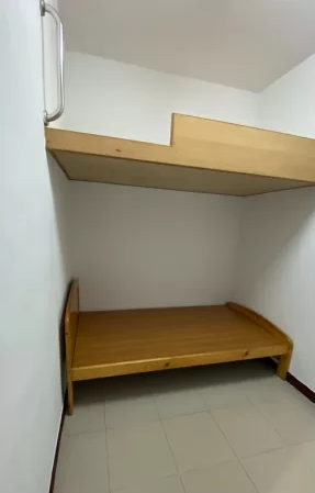 一個空間看似有兩張床上下舖，但仔細一看發現根本沒有梯子，上舖像是懸空一樣。（翻攝自PTT）