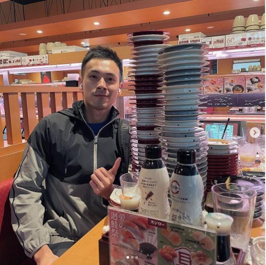 YouTuber網紅雅各Jacob貼出在壽司郎用餐的照片，只見桌上疊出好幾座盤子山。 （翻攝自jacobhhc instagram）